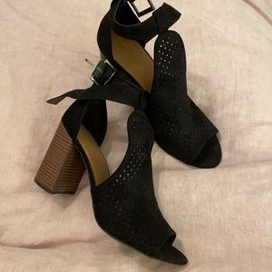 Universal thread suede black heels